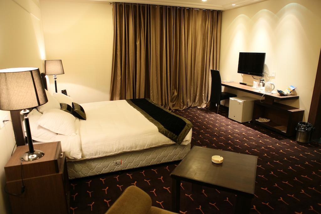 Krome - A - Boutique Hotel Meerut Habitación foto